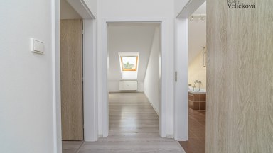Prodej  podkrovního bytu 3+kk s parkovacím stání v Milovicích (okr. Nymburk)