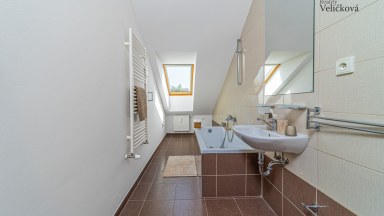 Prodej  podkrovního bytu 3+kk s parkovacím stání v Milovicích (okr. Nymburk)