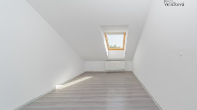 Prodej  podkrovního bytu 3+kk s parkovacím stání v Milovicích (okr. Nymburk)