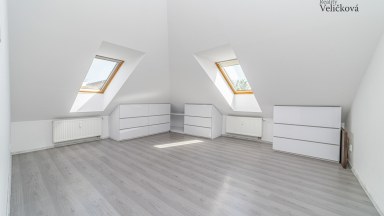 Prodej  podkrovního bytu 3+kk s parkovacím stání v Milovicích (okr. Nymburk)