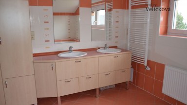 Prodej velmi pěkné novostavby rodinného domu 4+kk s garáží ve Vysoké nad Labem