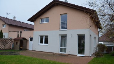 Prodej velmi pěkné novostavby rodinného domu 4+kk s garáží ve Vysoké nad Labem