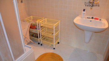 Prodej překrásné novostavby zděné chaty poblíž rybníka ve Velkém Vřešťově