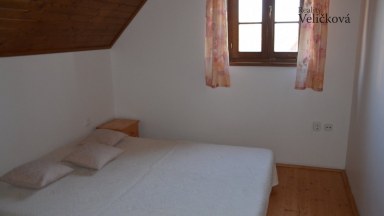 Prodej překrásné novostavby zděné chaty poblíž rybníka ve Velkém Vřešťově