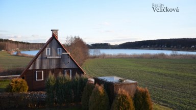 Prodej překrásné novostavby zděné chaty poblíž rybníka ve Velkém Vřešťově