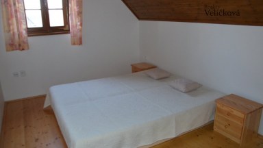 Prodej překrásné novostavby zděné chaty poblíž rybníka ve Velkém Vřešťově