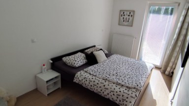 Pronájem pěkného bytu 2+kk v novostavbě s předzahrádkou a vlastním parkovacím stáním