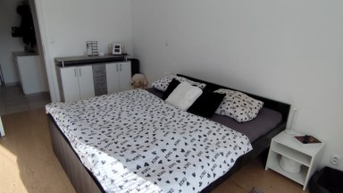 Pronájem pěkného bytu 2+kk v novostavbě s předzahrádkou a vlastním parkovacím stáním