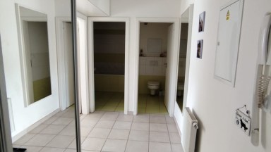 Pronájem pěkného bytu 2+kk v novostavbě s předzahrádkou a vlastním parkovacím stáním