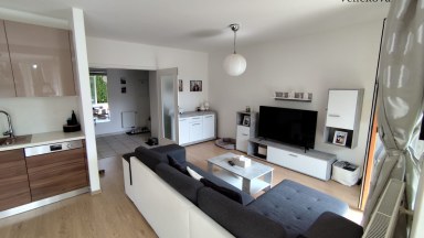 Pronájem pěkného bytu 2+kk v novostavbě s předzahrádkou a vlastním parkovacím stáním