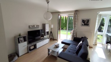 Pronájem pěkného bytu 2+kk v novostavbě s předzahrádkou a vlastním parkovacím stáním