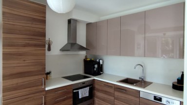 Pronájem pěkného bytu 2+kk v novostavbě s předzahrádkou a vlastním parkovacím stáním