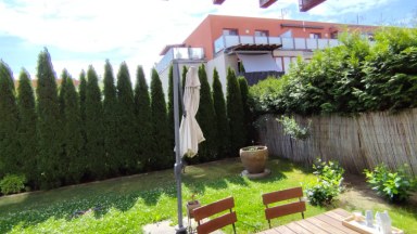 Pronájem pěkného bytu 2+kk v novostavbě s předzahrádkou a vlastním parkovacím stáním