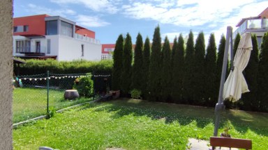 Pronájem pěkného bytu 2+kk v novostavbě s předzahrádkou a vlastním parkovacím stáním