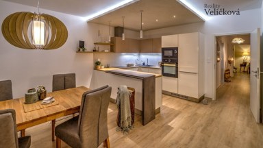 Prodej luxusního bytu s velkou terasou a klimatizací 3+kk v Hradci Králové ulice Rubešova