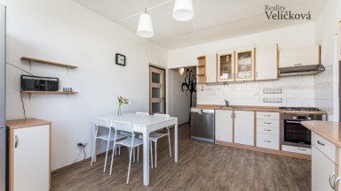 Nabízíme prodej krásného bytu po rekonstrukci 3+1 o výměře 96 m2 v Hradci Králové- Benešova tř.