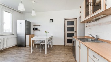 Nabízíme prodej krásného bytu po rekonstrukci 3+1 o výměře 96 m2 v Hradci Králové- Benešova tř.