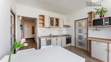 Nabízíme prodej krásného bytu po rekonstrukci 3+1 o výměře 96 m2 v Hradci Králové- Benešova tř.