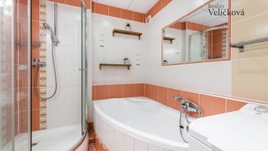 Nabízíme prodej krásného bytu po rekonstrukci 3+1 o výměře 96 m2 v Hradci Králové- Benešova tř.