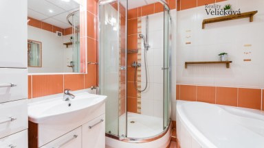 Nabízíme prodej krásného bytu po rekonstrukci 3+1 o výměře 96 m2 v Hradci Králové- Benešova tř.