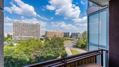 Nabízíme prodej krásného bytu po rekonstrukci 3+1 o výměře 96 m2 v Hradci Králové- Benešova tř.