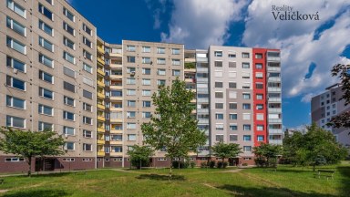 Nabízíme prodej krásného bytu po rekonstrukci 3+1 o výměře 96 m2 v Hradci Králové- Benešova tř.