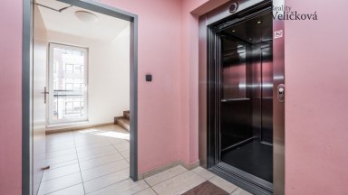 Nabízíme krásný vybavený byt 3+kk v novostavbě s garáž. stáním v Dolních Měcholupech (Praha 10)