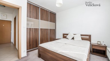 Nabízíme krásný vybavený byt 3+kk v novostavbě s garáž. stáním v Dolních Měcholupech (Praha 10)