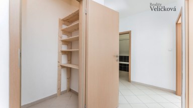 Nabízíme krásný vybavený byt 3+kk v novostavbě s garáž. stáním v Dolních Měcholupech (Praha 10)