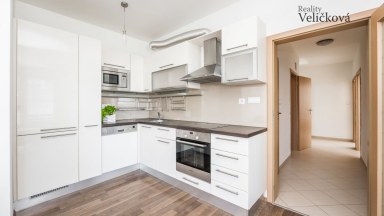Nabízíme krásný vybavený byt 3+kk v novostavbě s garáž. stáním v Dolních Měcholupech (Praha 10)