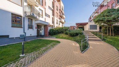 Nabízíme krásný vybavený byt 3+kk v novostavbě s garáž. stáním v Dolních Měcholupech (Praha 10)