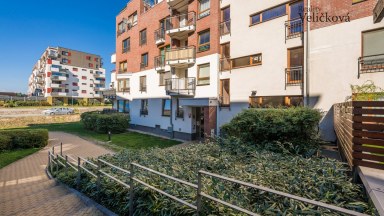 Nabízíme krásný vybavený byt 3+kk v novostavbě s garáž. stáním v Dolních Měcholupech (Praha 10)