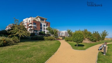 Nabízíme krásný vybavený byt 3+kk v novostavbě s garáž. stáním v Dolních Měcholupech (Praha 10)