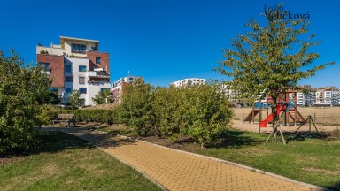 Nabízíme krásný vybavený byt 3+kk v novostavbě s garáž. stáním v Dolních Měcholupech (Praha 10)