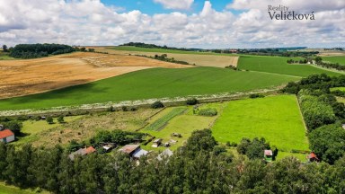 Prodej krásného stavebního pozemku 3885 m2 v Račicích nad Trotinou s výbornou dostupností do HK