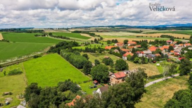 Prodej krásného stavebního pozemku 3885 m2 v Račicích nad Trotinou s výbornou dostupností do HK
