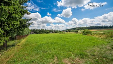 Prodej krásného stavebního pozemku 3885 m2 v Račicích nad Trotinou s výbornou dostupností do HK