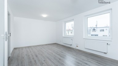 Nabízíme luxusní mezonetový byt 3+kk v centru města Hradce Králové s vlastním park. stáním