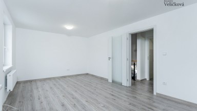 Nabízíme luxusní mezonetový byt 3+kk v centru města Hradce Králové s vlastním park. stáním