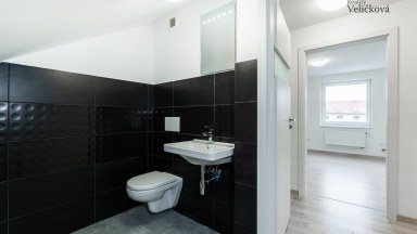 Nabízíme luxusní mezonetový byt 3+kk v centru města Hradce Králové s vlastním park. stáním