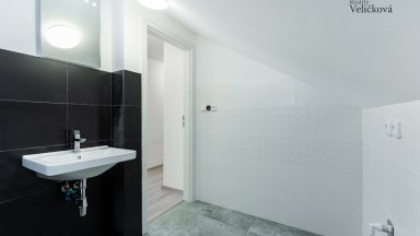 Nabízíme luxusní mezonetový byt 3+kk v centru města Hradce Králové s vlastním park. stáním