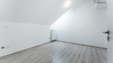 Nabízíme luxusní mezonetový byt 3+kk v centru města Hradce Králové s vlastním park. stáním