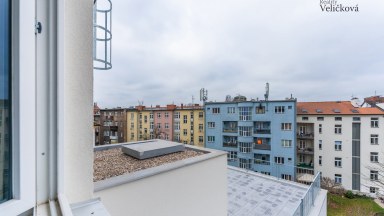 Nabízíme luxusní mezonetový byt 3+kk v centru města Hradce Králové s vlastním park. stáním