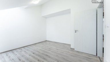 Nabízíme luxusní mezonetový byt 3+kk v centru města Hradce Králové s vlastním park. stáním