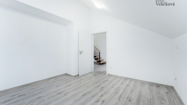 Nabízíme luxusní mezonetový byt 3+kk v centru města Hradce Králové s vlastním park. stáním