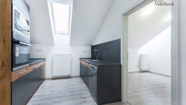 Nabízíme luxusní mezonetový byt 3+kk v centru města Hradce Králové s vlastním park. stáním