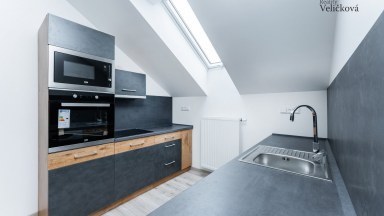 Nabízíme luxusní mezonetový byt 3+kk v centru města Hradce Králové s vlastním park. stáním