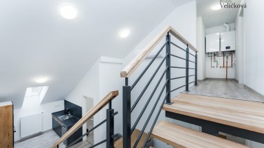 Nabízíme luxusní mezonetový byt 3+kk v centru města Hradce Králové s vlastním park. stáním