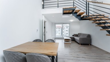 Nabízíme luxusní mezonetový byt 3+kk v centru města Hradce Králové s vlastním park. stáním