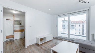 Nabízíme luxusní mezonetový byt 3+kk v centru města Hradce Králové s vlastním park. stáním